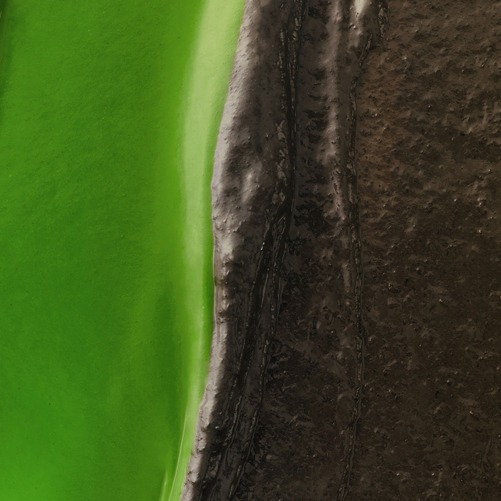 HIT THE TEA Super Matcha Black Roll Cake Gluten-Free, tranche roulée sur fond vert, marque HIT THE TEA, détail texture