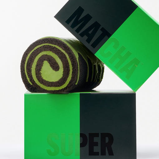 HIT THE TEA Super Matcha Black Roll Cake Gluten-Free : rouleau matcha noir, marque HIT THE TEA, coffret vert et noir, vue produit.