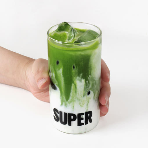 HIT THE TEA Super Matcha Home Cafe Set (Pure 10+Sweet 10+Heat-Resistant Glass Cup ) tasse matcha verte en main, visuel studio