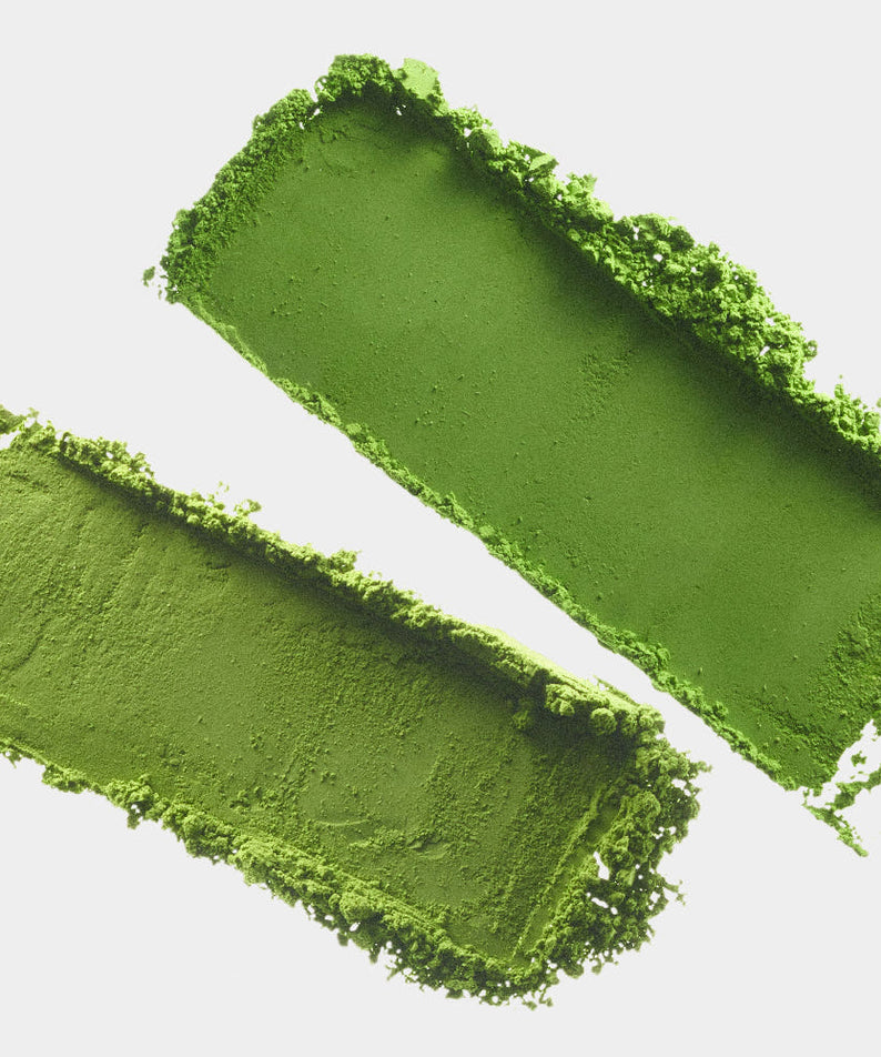 HIT THE TEA Super Matcha Home Cafe Set (Pure 10+Sweet 10+Heat-Resistant Glass Cup ) : poudre de matcha verte, tasses en verre au fond.