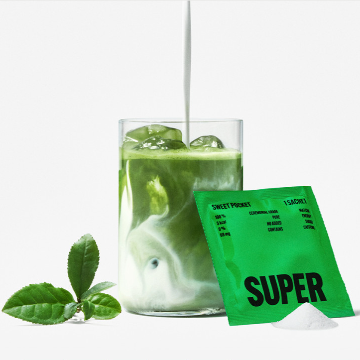HIT THE TEA Super Matcha Home Cafe Set (Pure 10+Sweet 10+Heat-Resistant Glass Cup ) : verre matcha vert et feuilles, marque HIT THE TEA.