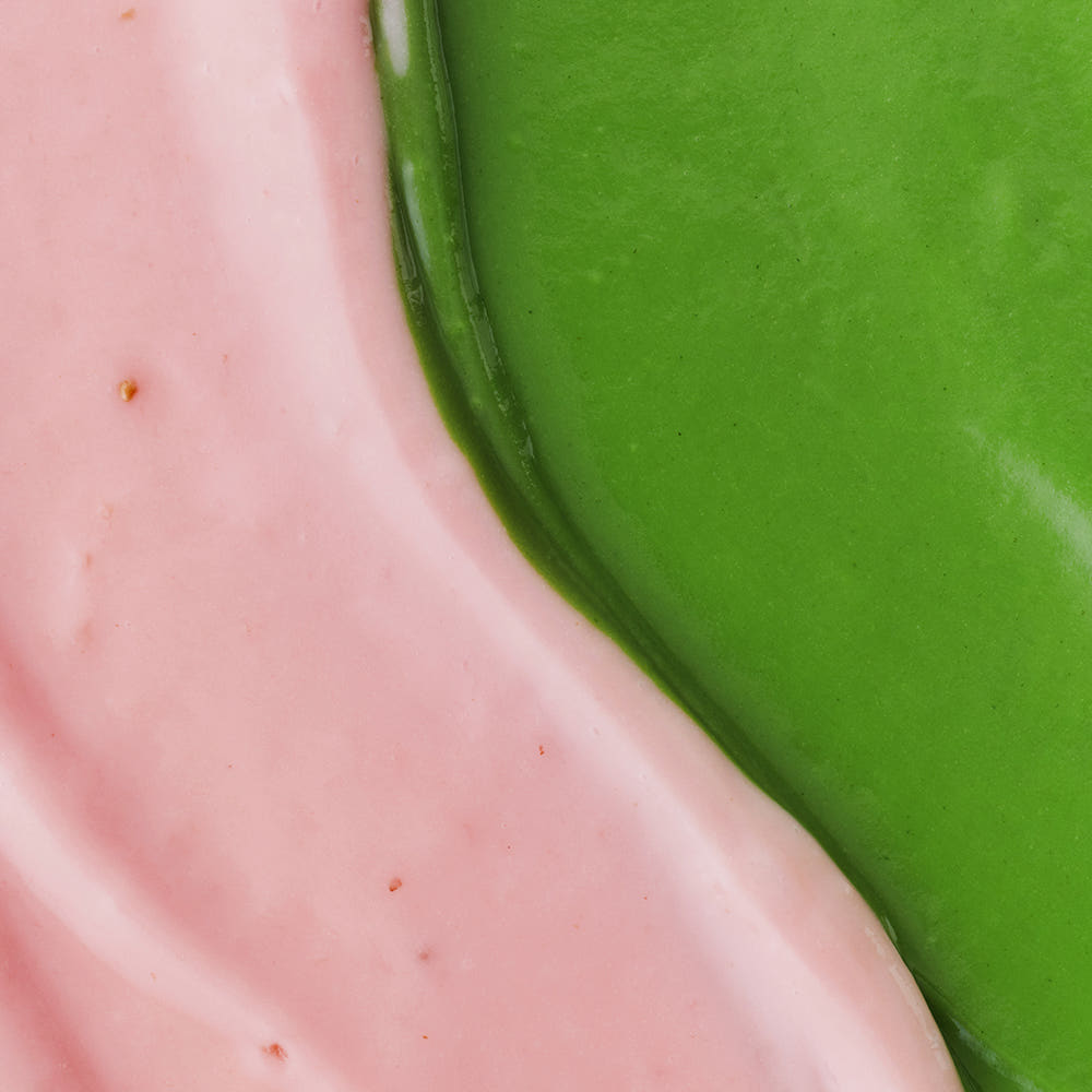 HIT THE TEA Super Matcha Strawberry Rool Cake Gluten-Free, gros plan tranche rose et verte, visuel marque HIT THE TEA