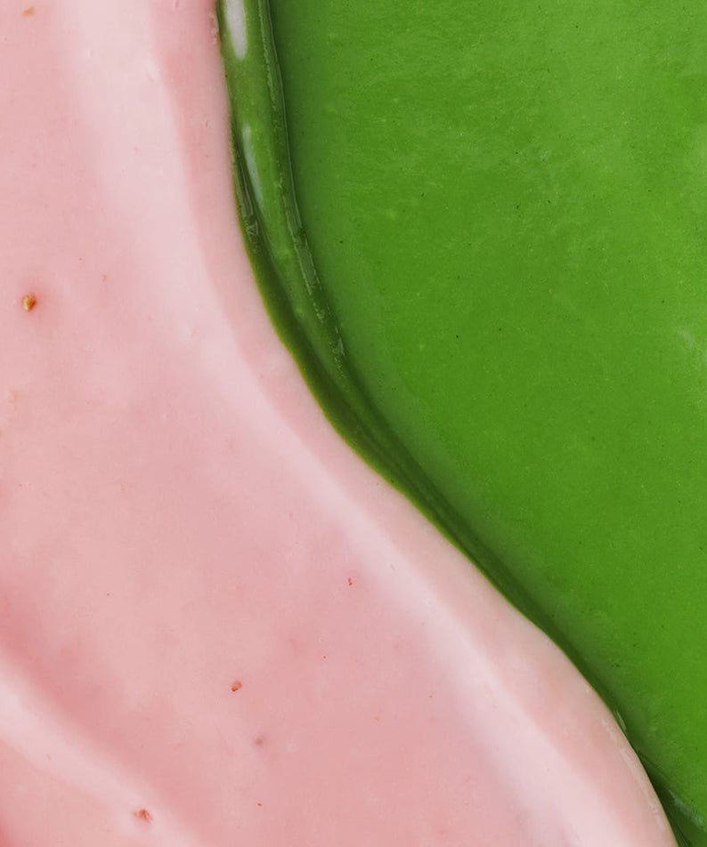 Texture du produit "HIT THE TEA Super Matcha Strawberry Rool Cake Gluten-Free", présentant les couleurs rose et verte.