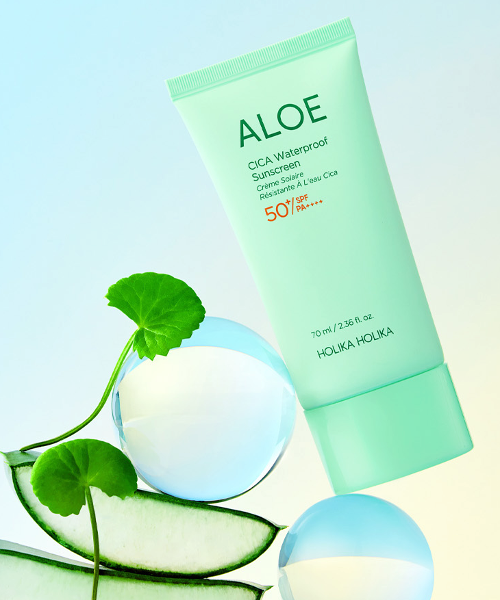 Décrivez l'image : HOLIKA HOLIKA Aloe Cica Waterproof Sunscreen 70ml, tube vert avec aloe, concombres et billes bleues.