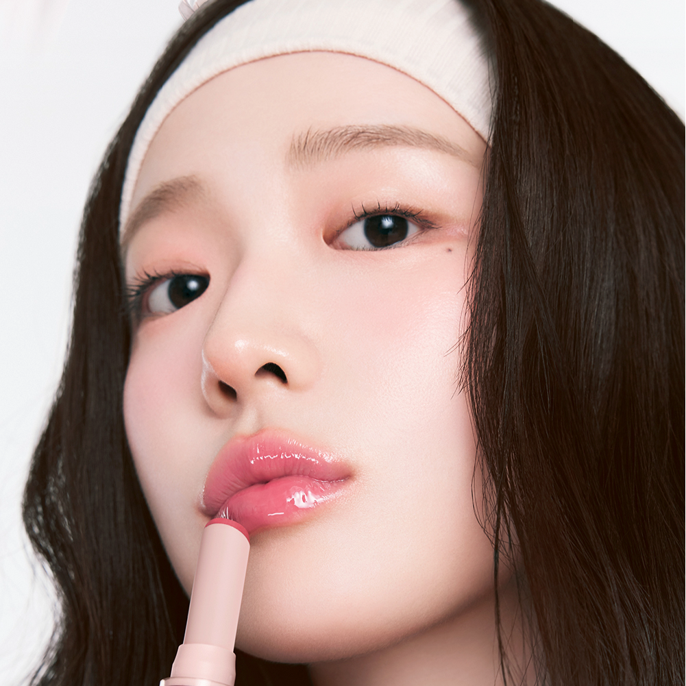 HOLIKA HOLIKA Glow Rise Balm, baume lumineux de Holika Holika, sur lèvres roses, gros plan maquillage beauté