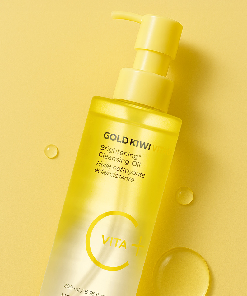 Décris l'image en français en mentionnant le produit, la marque et le contexte visuel : HOLIKA HOLIKA Gold Kiwi Vita C+ Brightening Cleansing Oil 200ml sur fond jaune.