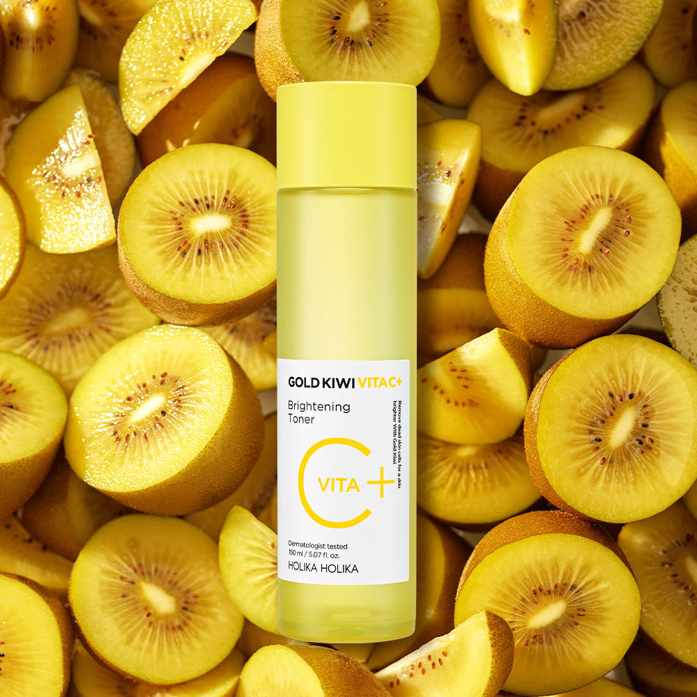 HOLIKA HOLIKA Gold Kiwi Vita C+ Brightening Toner sur des kiwis jaunes, marque Holika Holika, contexte visuel produit