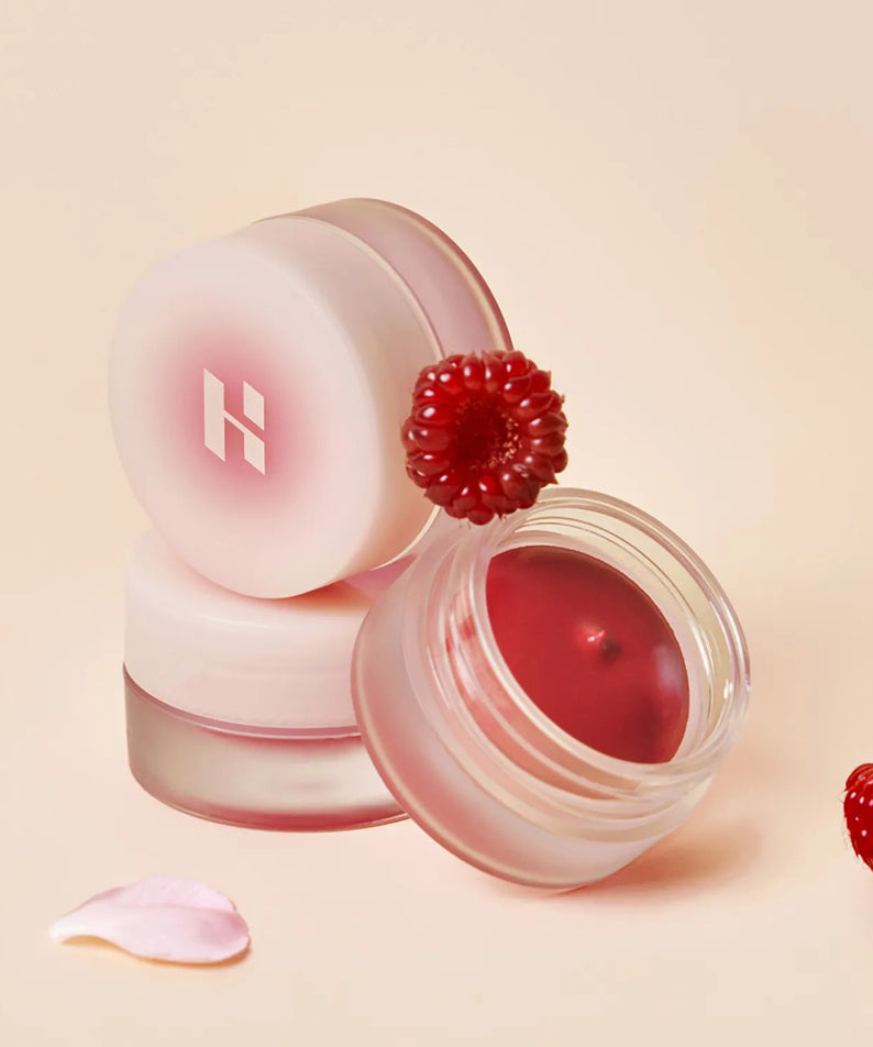 HOLIKA HOLIKA Melting Blur Lip Pot 5g, baume lèvres fondu de Holika Holika, pot ouvert et texture rouge sur fond clair
