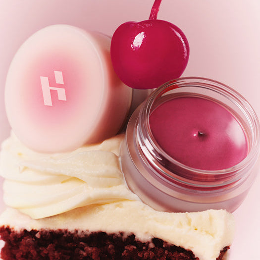 HOLIKA HOLIKA Melting Blur Lip Pot 5g de la marque, posé sur un fond rose, pot brillant et texture lèvres