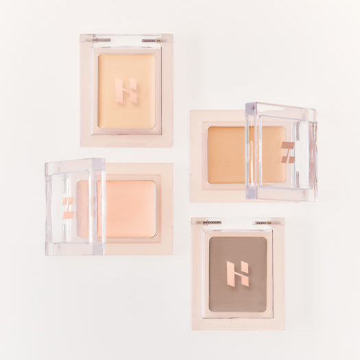 HOLIKA HOLIKA My Favorite Peace Concealer, produit de la marque, maquillage en palette avec boîtiers transparents sur fond clair
