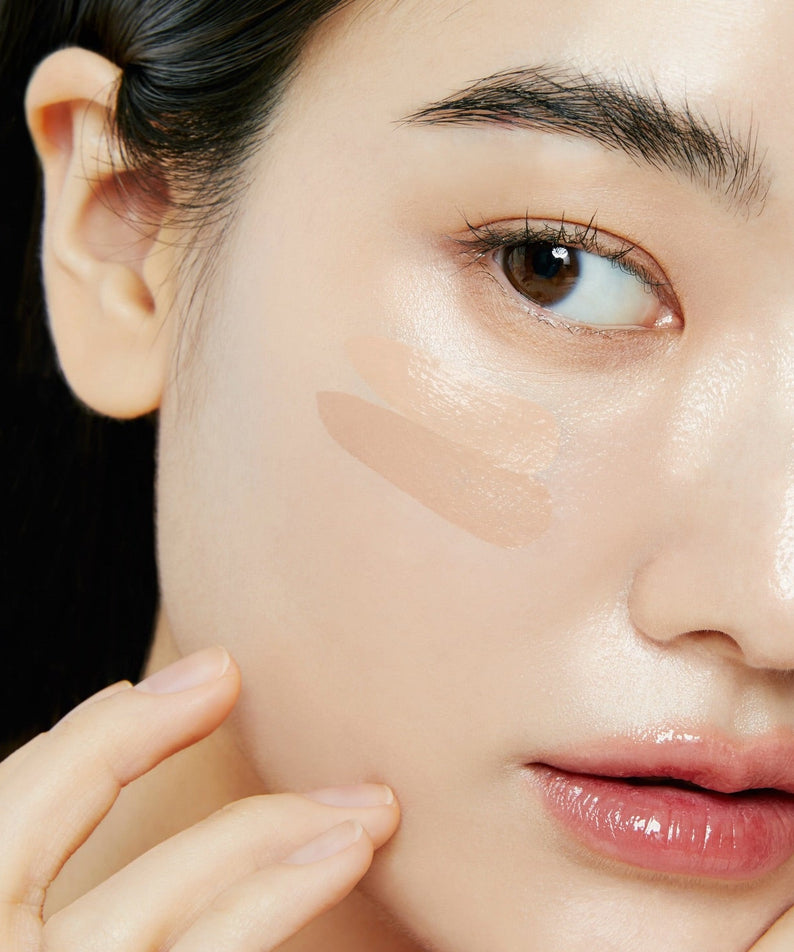 HOLITUAL Enriched Radiance Cushion : visage hydraté et application du produit, éclat naturel, gros plan maquillage