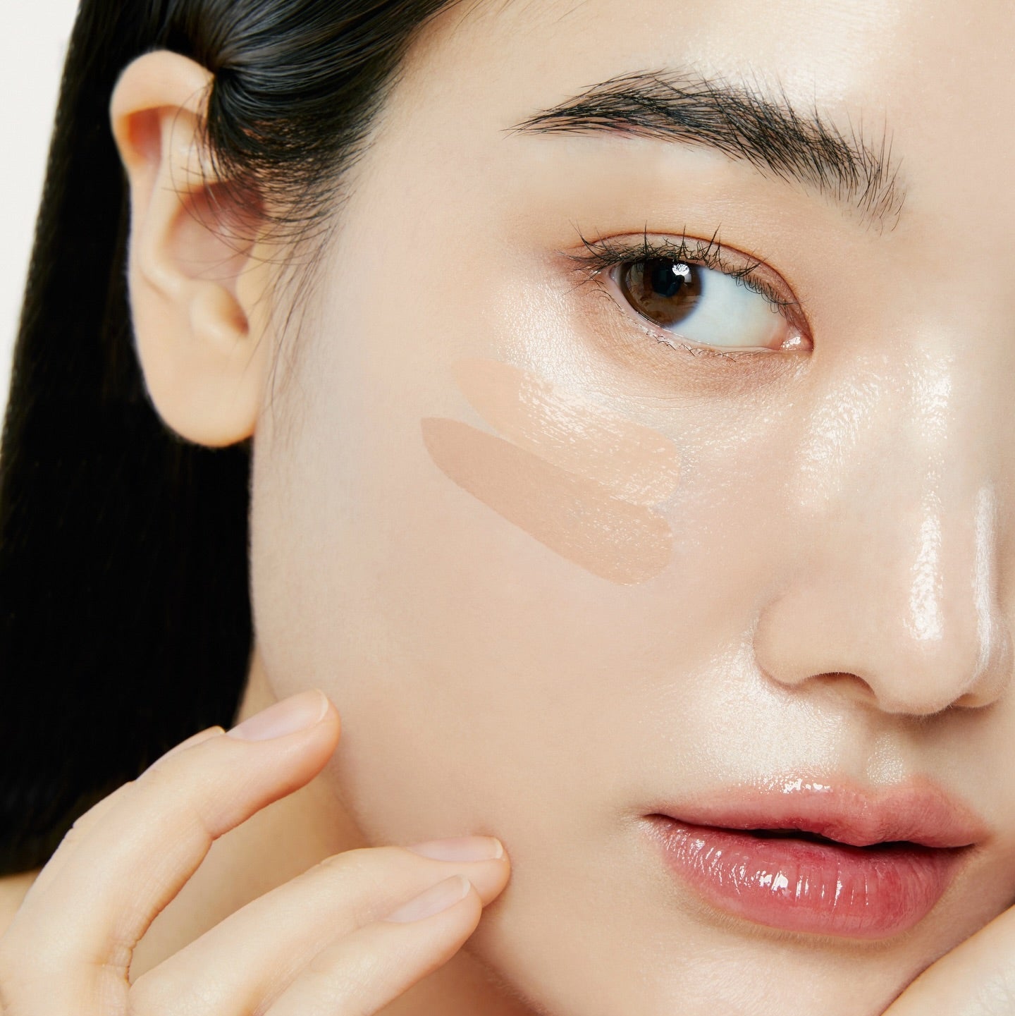 HOLITUAL Enriched Radiance Cushion : visage hydraté et application du produit, éclat naturel, gros plan maquillage