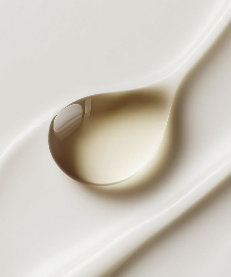 Détail de texture de HOLITUAL Ultra Nourishing Advanced Cream, marque HOLITUAL, crème nourrissante sur fond blanc