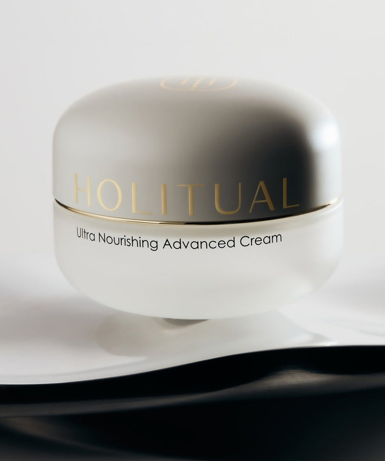 HOLITUAL Ultra Nourishing Advanced Cream, pot crème sur fond blanc, mise en scène beauté minimaliste (marque HOLITUAL).