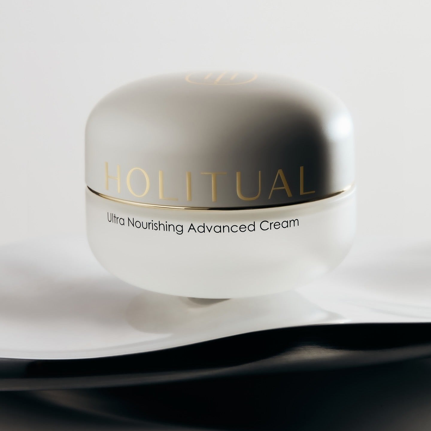 HOLITUAL Ultra Nourishing Advanced Cream, pot crème sur fond blanc, mise en scène beauté minimaliste (marque HOLITUAL).
