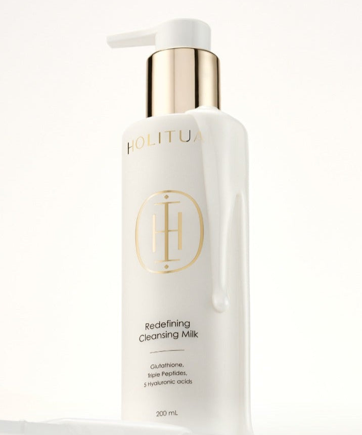 Flacon de 200ml du HOLITUAL Redefining acleansing Milk en gros plan, soin nettoyant visage haut de gamme.