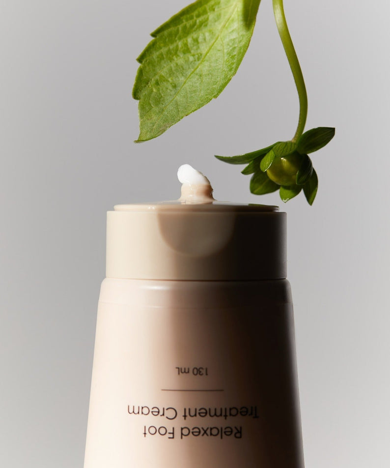 HOLITUAL Relaxed Foot Treatment Cream 130ml avec plante en arrière-plan, crème relaxante pour les pieds, soin hydratant naturel, 130ml.