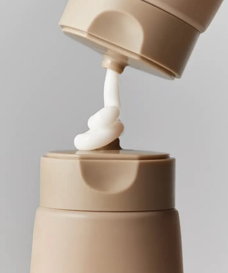 HOLITUAL Relaxed Foot Treatment Cream 130ml, crème apaisante pour les pieds, 130ml, détail de l'application, flacon ouvert, soin des pieds.