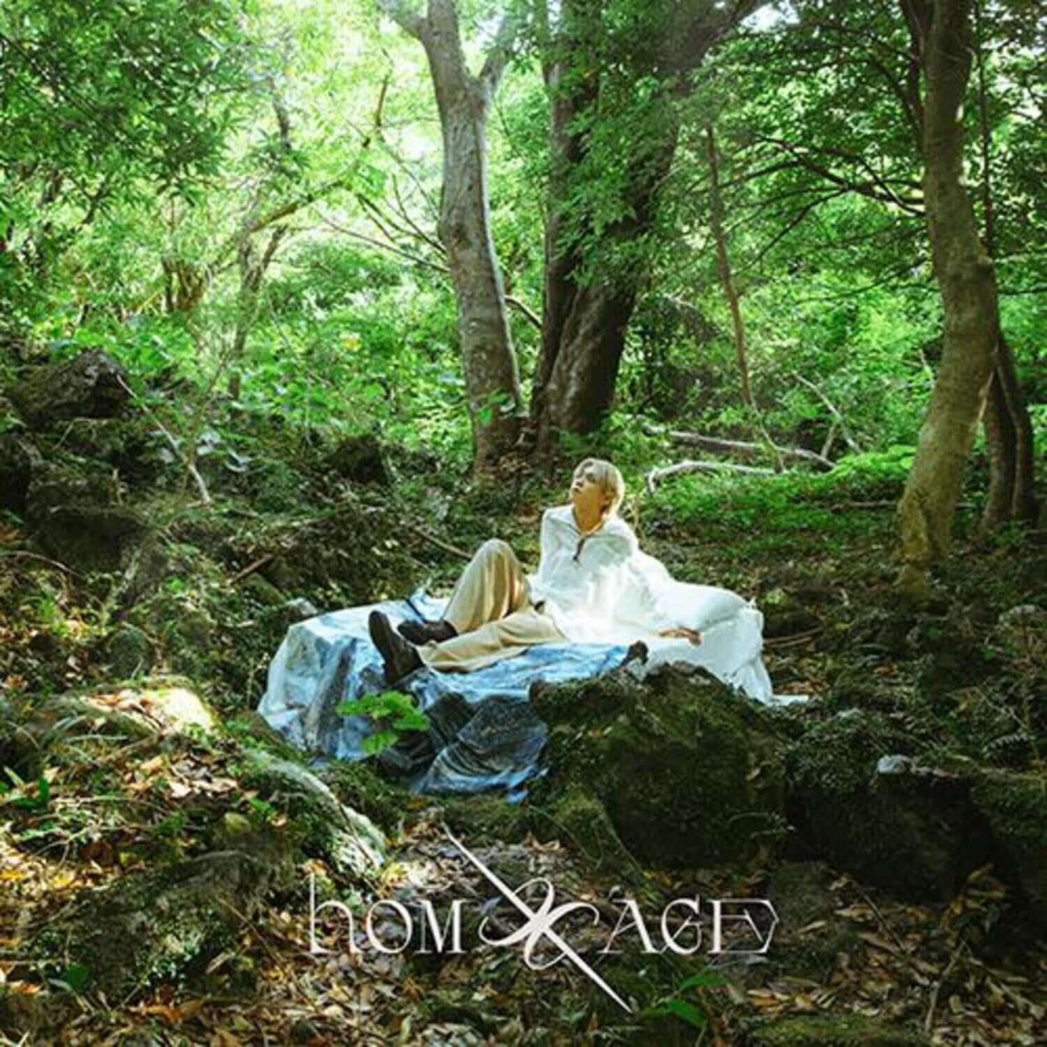 HOMEZONE - 1st Album [hom'ea'ge] - Album Kpop de HOMEZONE, visuel forêt verdoyante avec tenue bleue et blanche