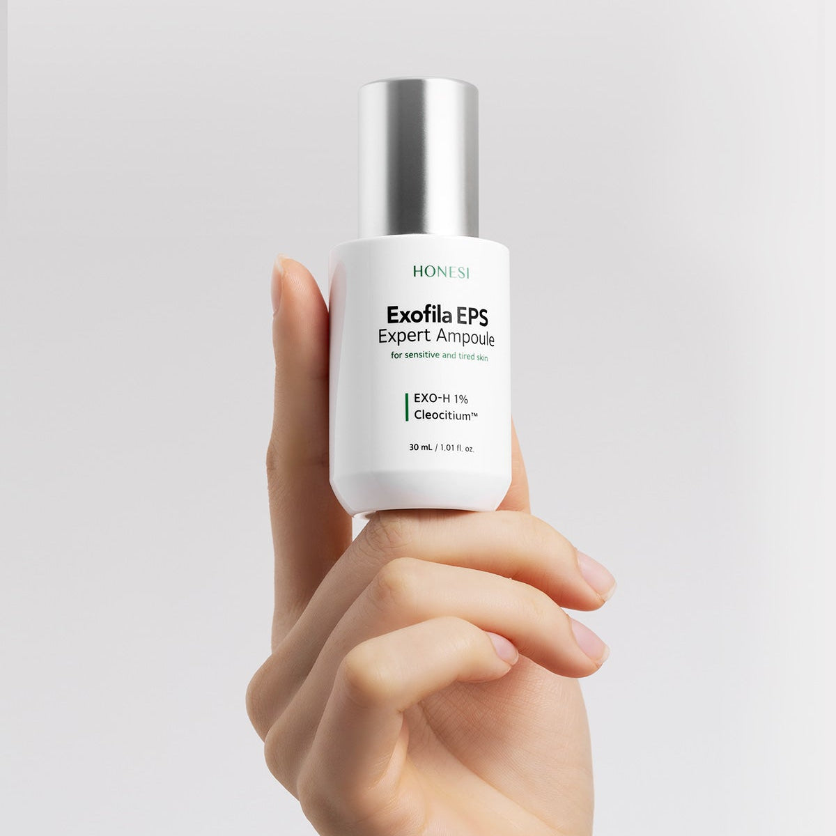 HONESI  Exophila EPS Expert Ampoule 30ml de la marque HONESI, main tenant le flacon sur fond blanc.