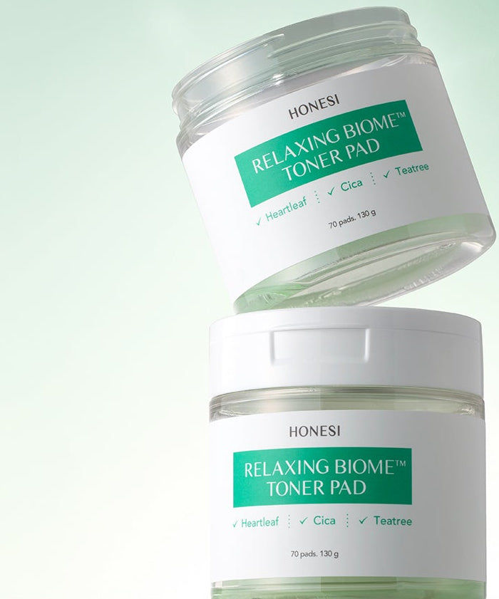 HONESI  Relaxing Biome Toner Pad 70 Pads, pot vert et blanc sur fond clair, marque HONESI en contexte beauté