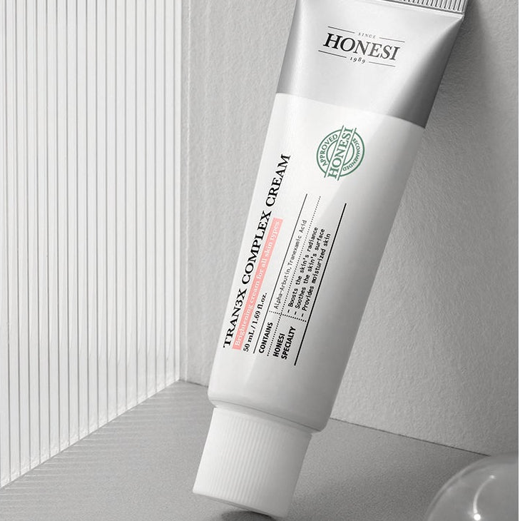 HONESI  Tranex Complex Cream 50ml : tube de crème sur fond neutre, marque visible, style skincare minimaliste.