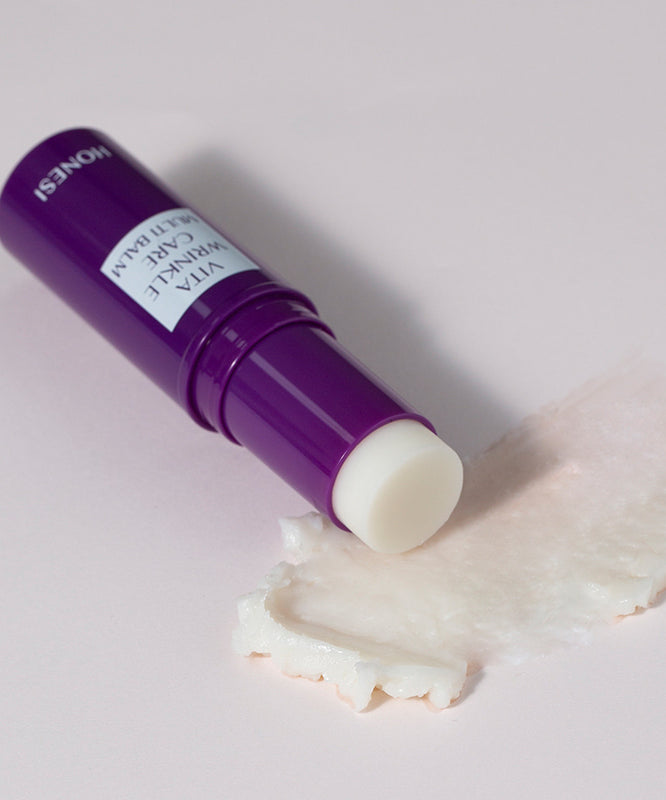 HONESI  Vita Wrinkle Care Multi Balm, baume anti-âge à la vitamine, tube violet sur fond clair, application crème
