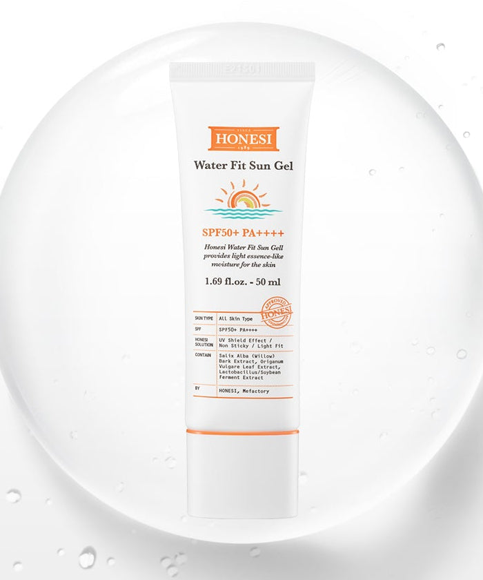 Décris l'image en français : HONESI  Water Fit Sun Gel 50ml, tube de crème solaire sur fond blanc et gouttes.