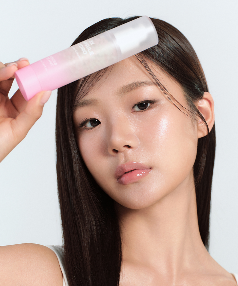 HOUSE OF HUR 3X Capsule Hydro Booster Cream 50ml, la femme applique la crème hydratante, pack rose sur fond clair.