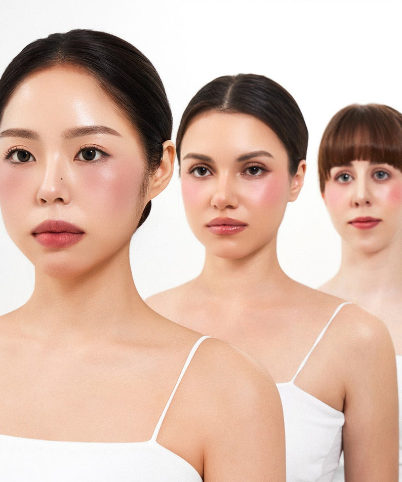 HOUSE OF HUR Every Cheek Blush, maquillage joues sur 3 visages, fond blanc, teinte rose naturelle. Produit de la marque