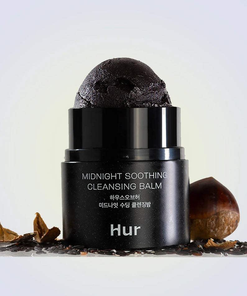 HOUSE OF HUR Midnight Soothing Cleansing Balm : baume noir « HUR » sur fond clair avec pierres et éléments naturels