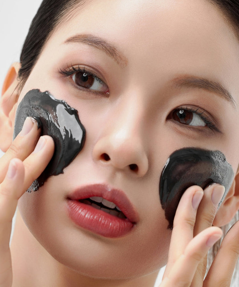 HOUSE OF HUR Midnight Soothing Cleansing Balm : une femme applique le baume noir de la marque sur le visage, soins visage.
