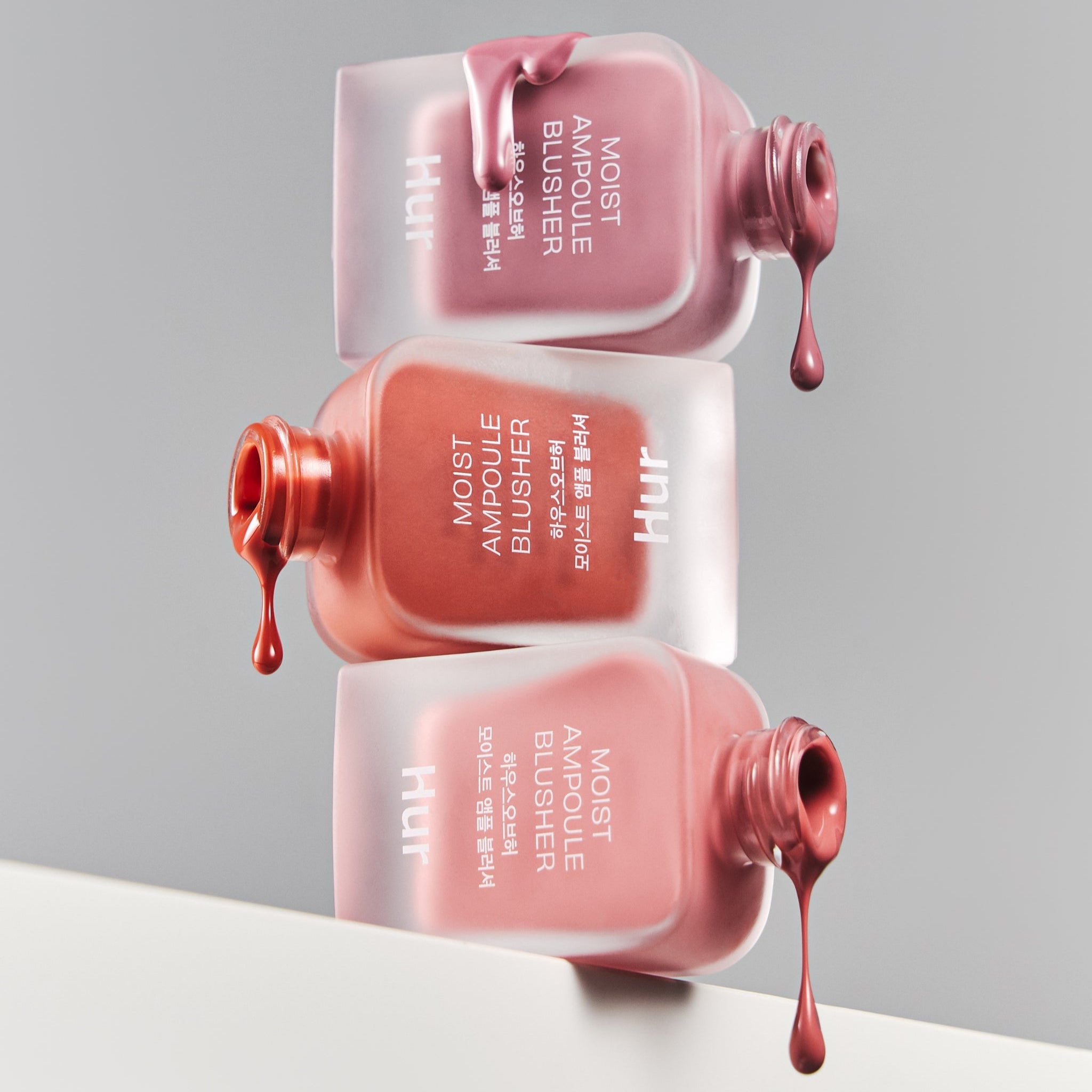 HOUSE OF HUR Moist Ampoule Blusher 10ml, pack buste et flacons gouttes, sur fond gris minimaliste, marque House of Hur