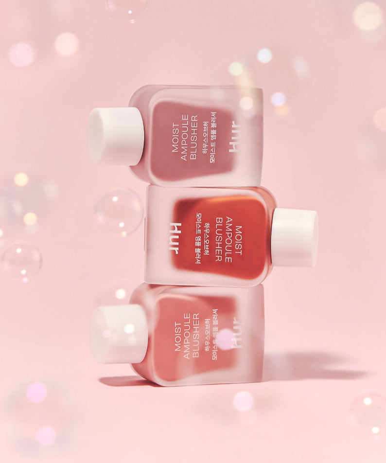 HOUSE OF HUR Moist Ampoule Blusher 10ml de la marque HOUSE OF HUR, flacons roses sur fond rose pailleté, maquillage.