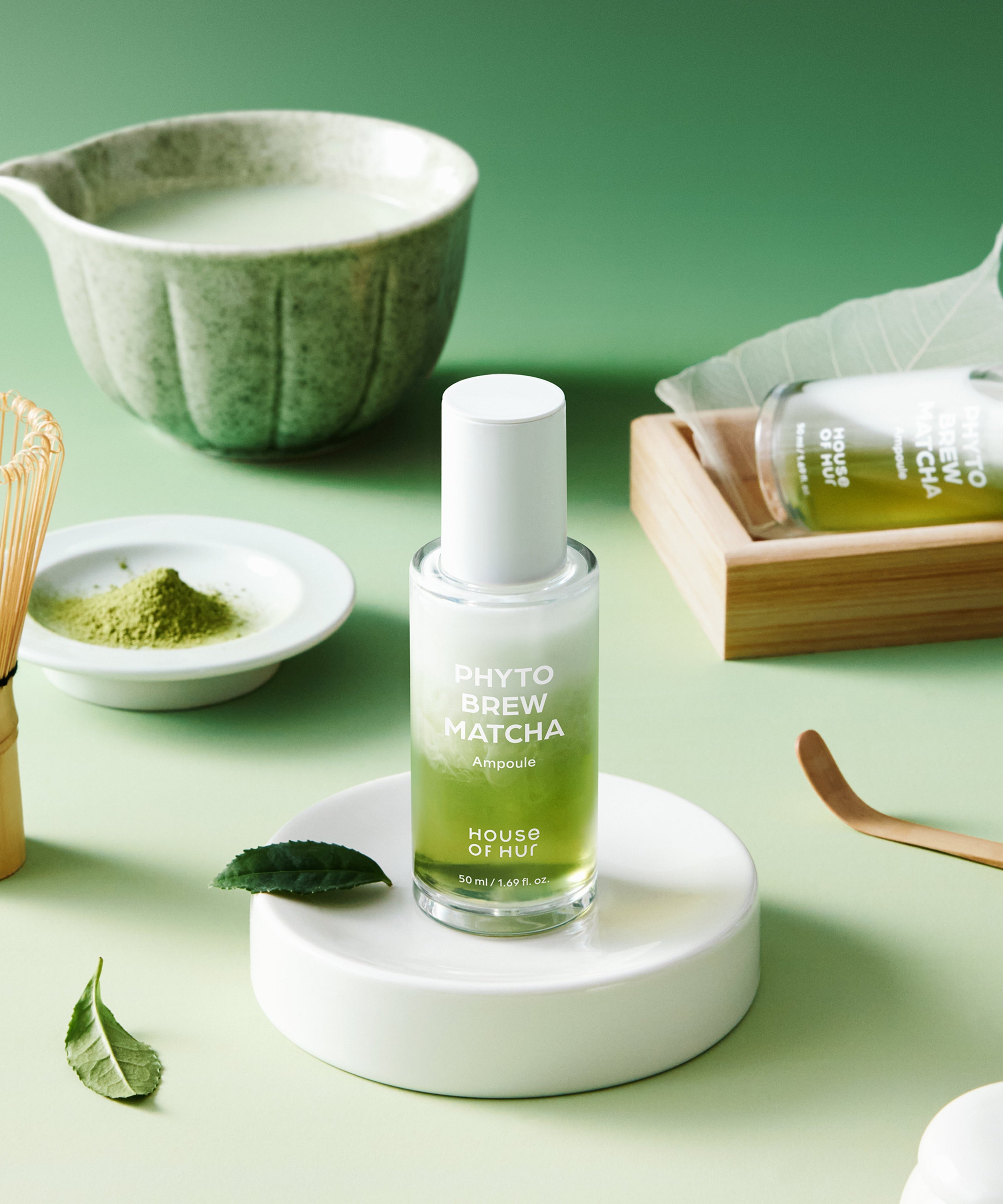HOUSE OF HUR Phytho Brew Matcha Ampoule 50ml, flacon sur décor vert avec poudre matcha et bol.