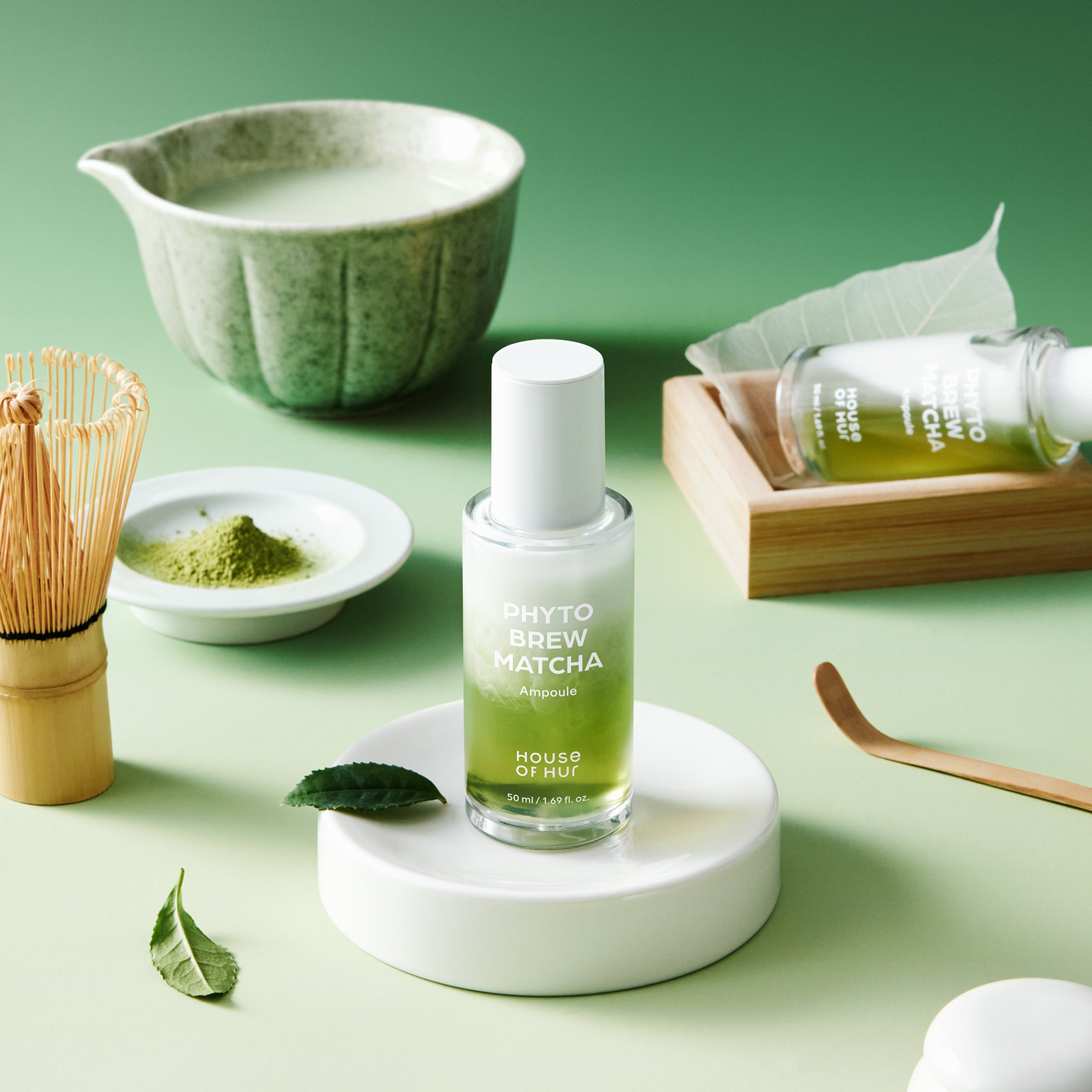 HOUSE OF HUR Phytho Brew Matcha Ampoule 50ml, flacon sur décor vert avec poudre matcha et bol.