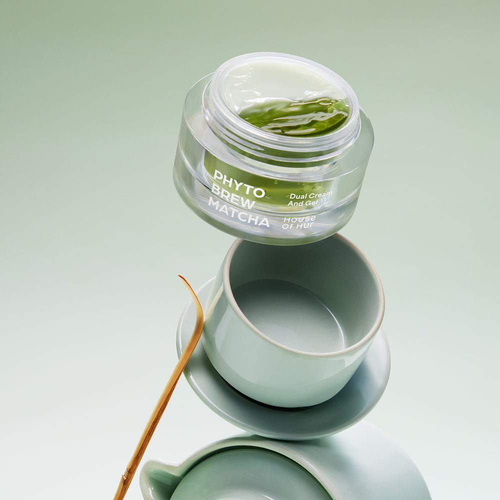 HOUSE OF HUR Phyto Brew Matcha Dual Cream and Gel 50ml de la marque sur fond vert, pot avec gel et cuillère.