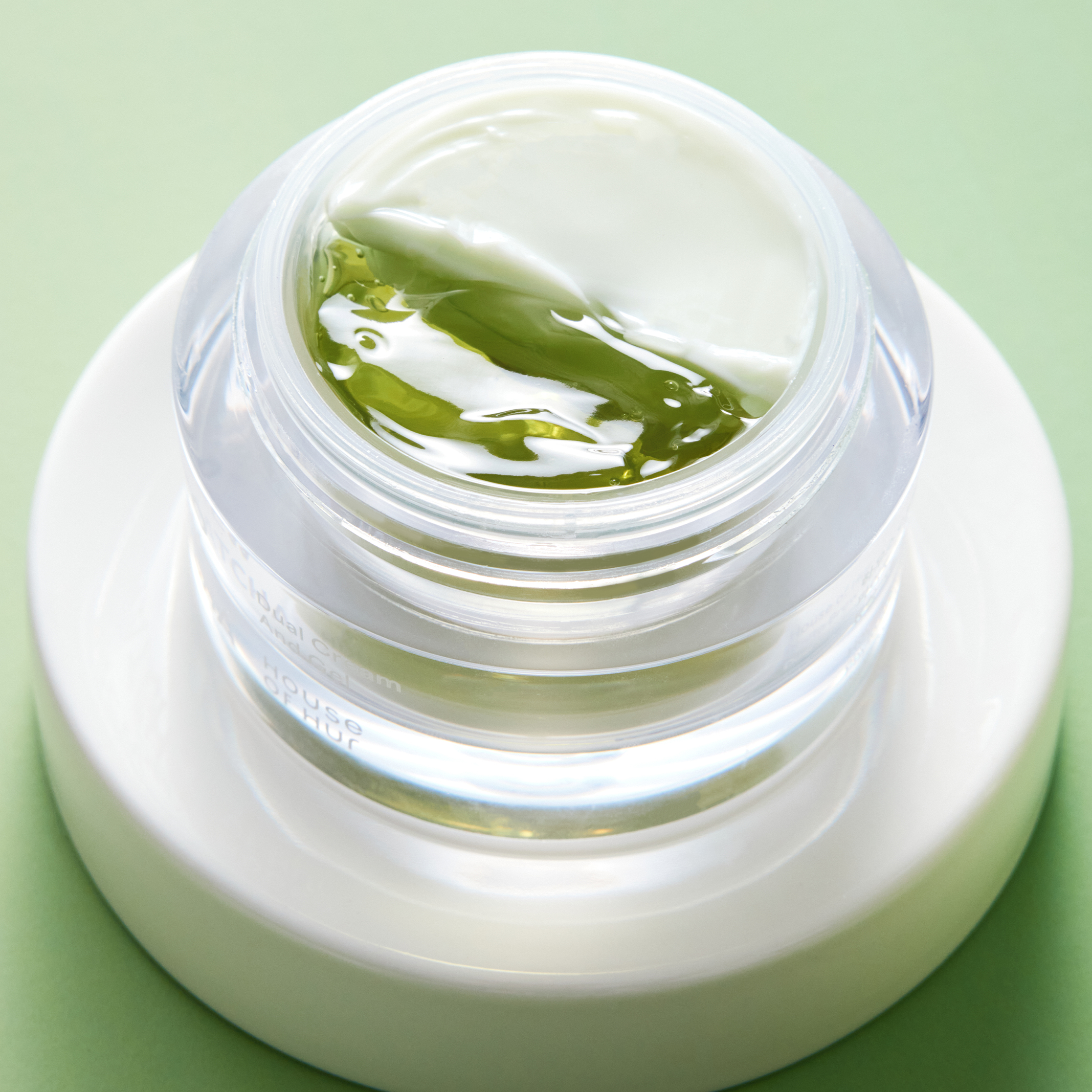 HOUSE OF HUR Phyto Brew Matcha Dual Cream and Gel 50ml, pot vert avec crème au matcha sur fond vert, marque visible