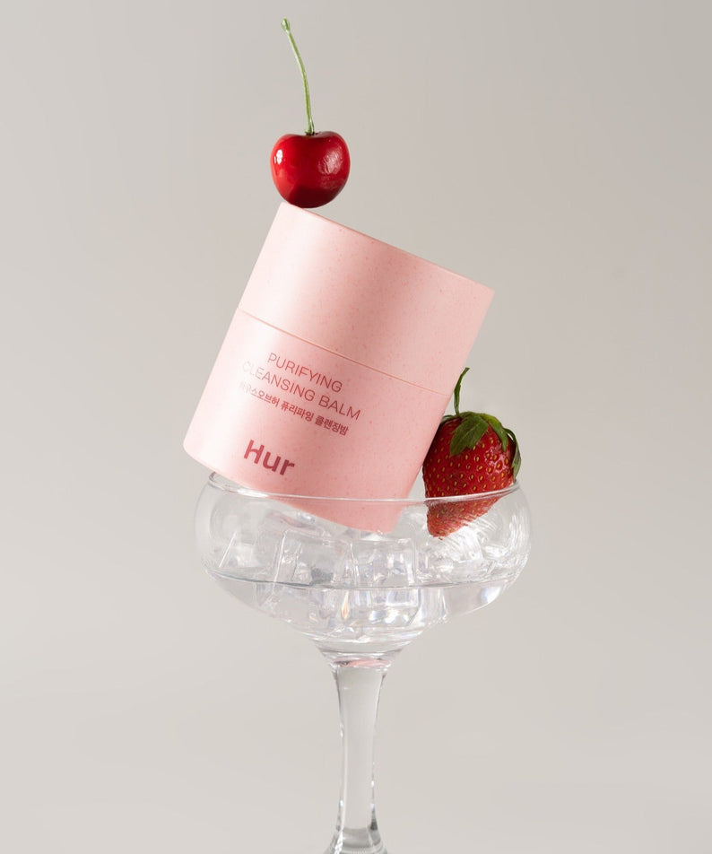 HOUSE OF HUR Purifying Cleansing Balm, baume purifiant en pot rose sur fond clair, décor fraise et cerise, marque Hur