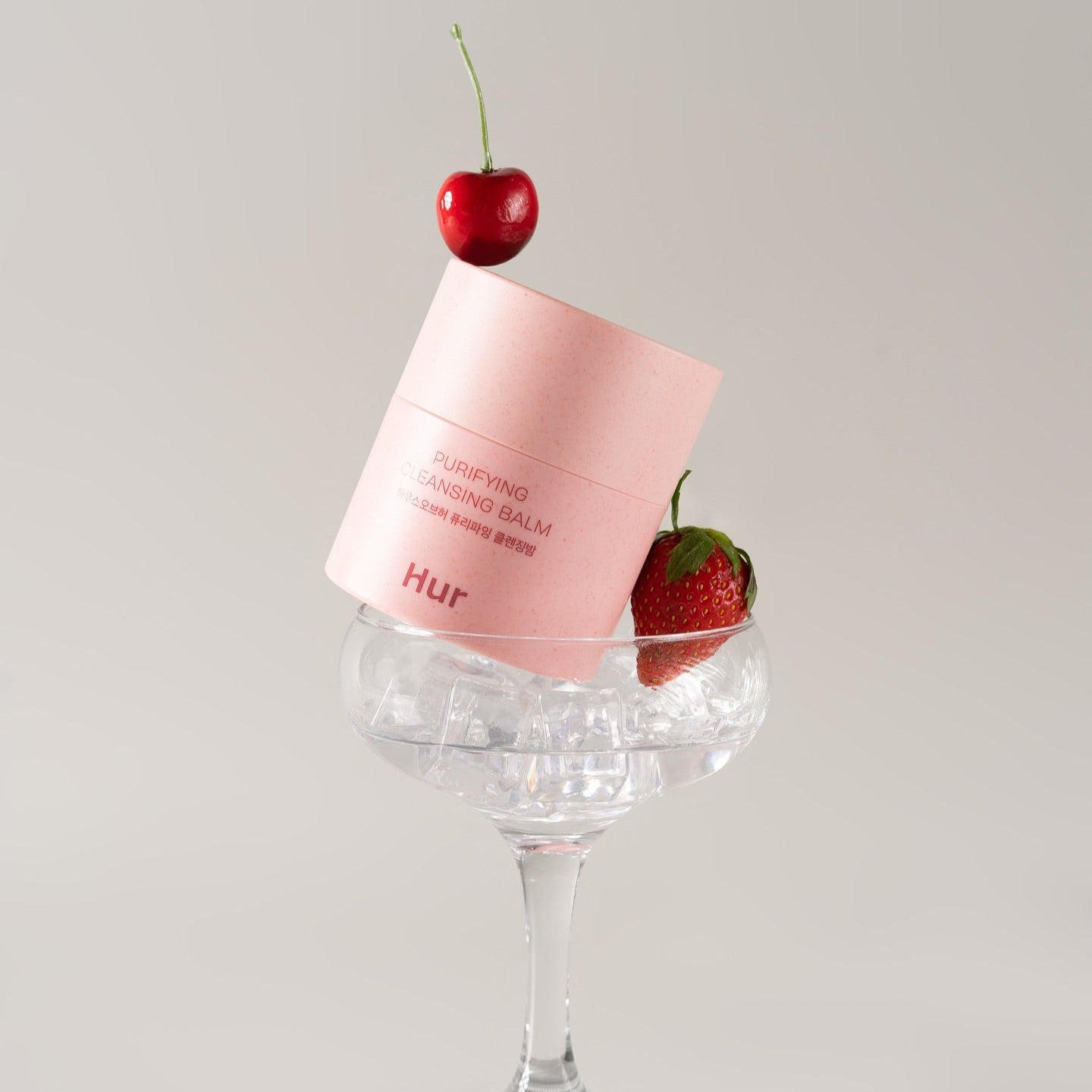 HOUSE OF HUR Purifying Cleansing Balm, baume purifiant en pot rose sur fond clair, décor fraise et cerise, marque Hur