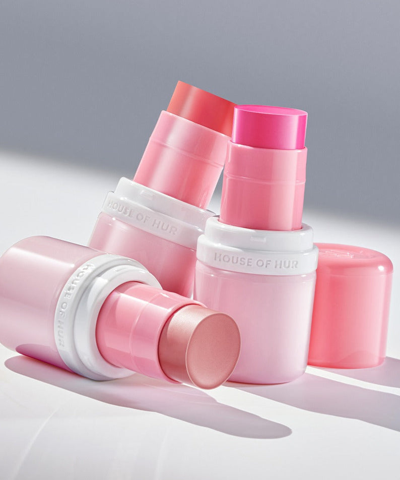 Trois bâtons de HOUSE OF HUR Every Cheek Blush, blush en crème élégant et sophistiqué, avec emballage rose élégant.