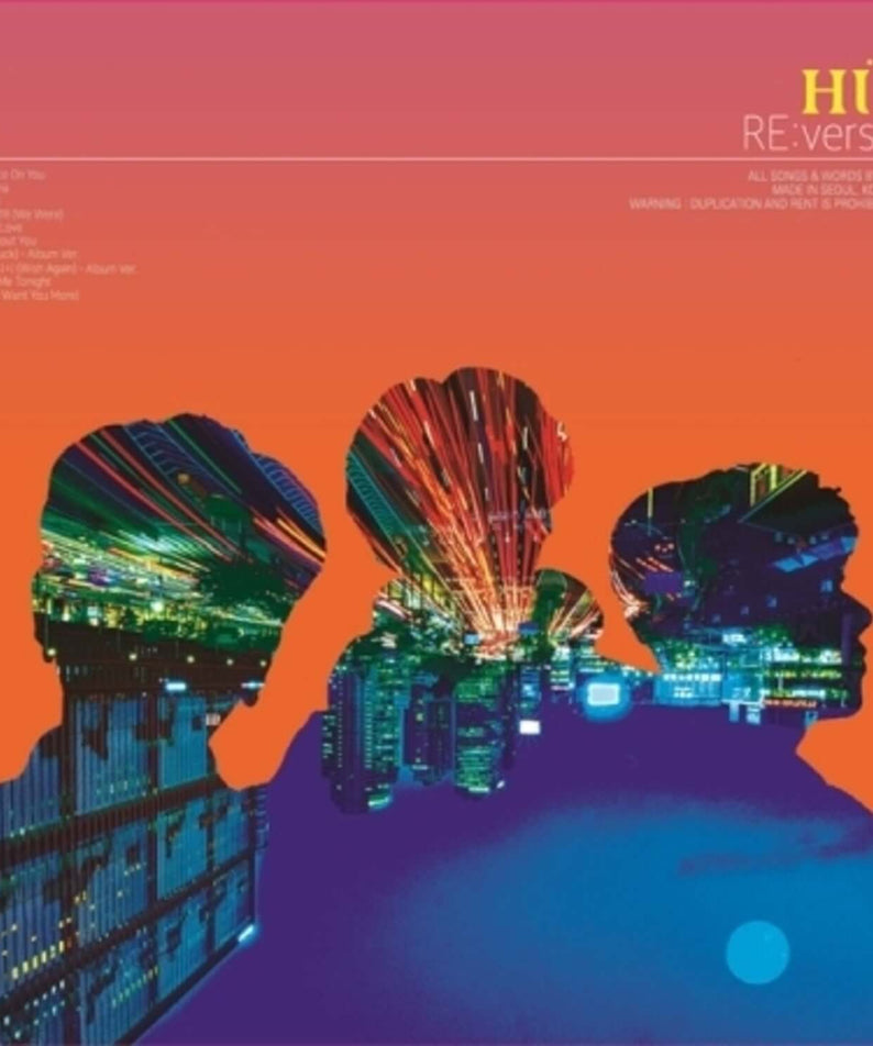 HU - 1st Album [RE:VERSE] - Album Kpop par HÜ, visuel orange futuriste avec silhouettes et lumière, pochette du CD
