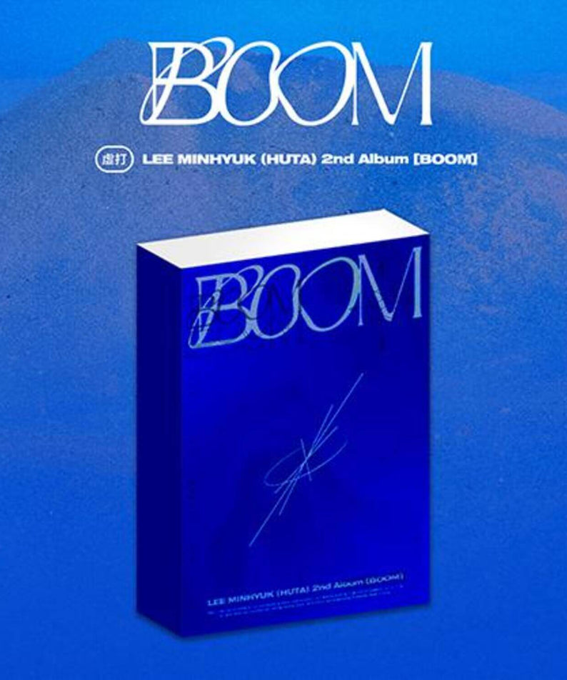 HUTA - 2nd Album [BOOM] - Album Kpop, visuel packaging bleu “BOOM” avec boîte et texte de marque HUTA, contexte studio