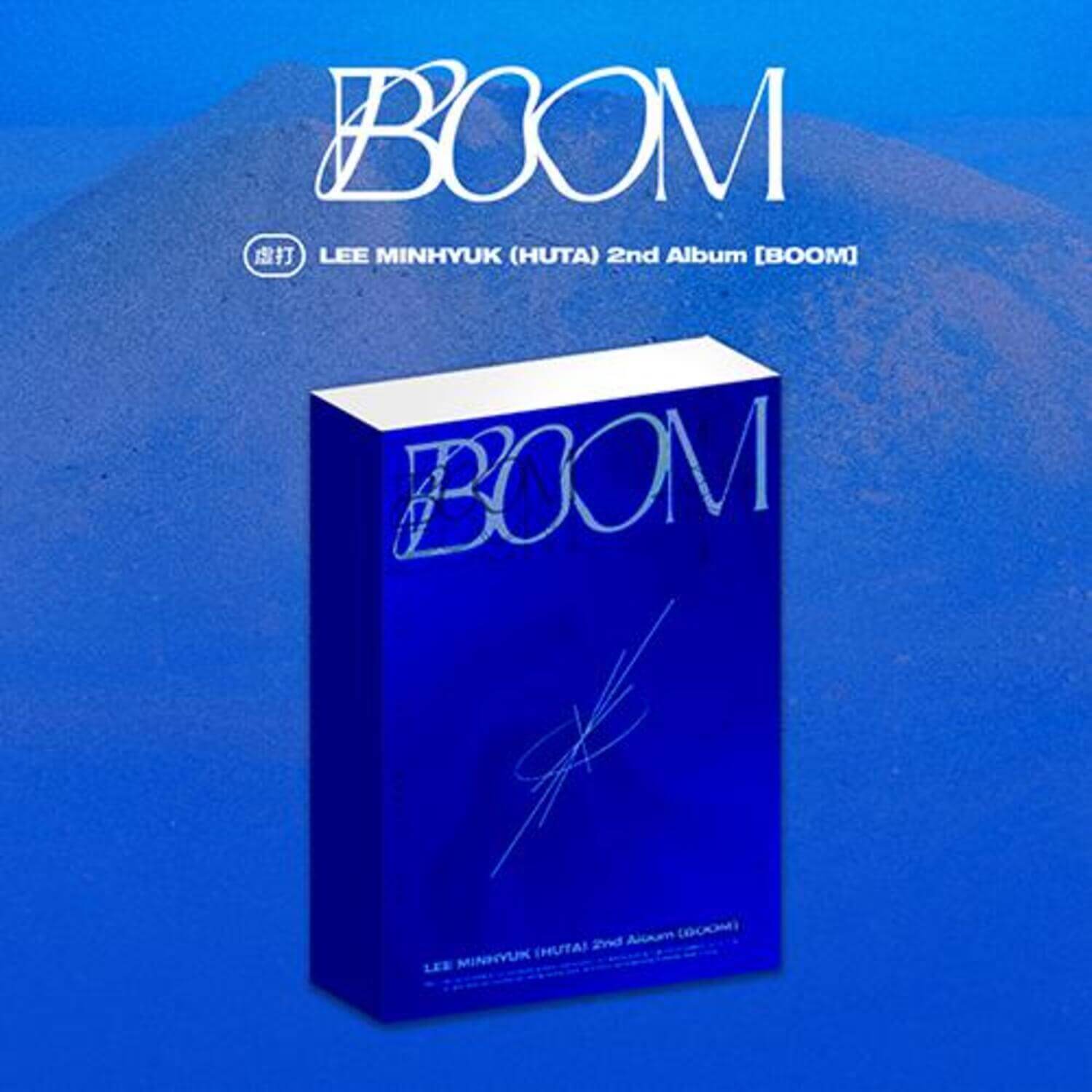 HUTA - 2nd Album [BOOM] - Album Kpop, visuel packaging bleu “BOOM” avec boîte et texte de marque HUTA, contexte studio