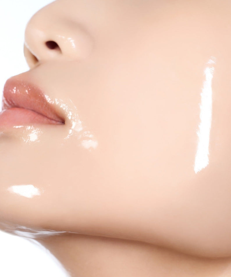 HUXLEY BioSIS 360 Wrapping Gel Mask 35g : gel masquant HUXLEY appliqué sur le visage, gros plan beauté.
