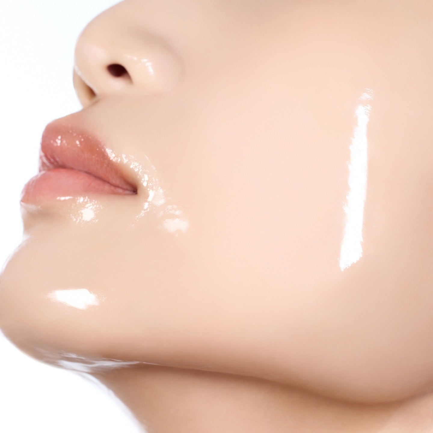 HUXLEY BioSIS 360 Wrapping Gel Mask 35g : gel masquant HUXLEY appliqué sur le visage, gros plan beauté.