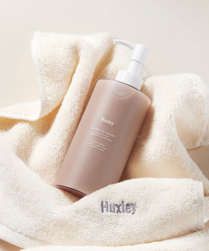 HUXLEY Hand Wash Moroccan Gardener posé sur une serviette blanche, design luxueux et élégant.