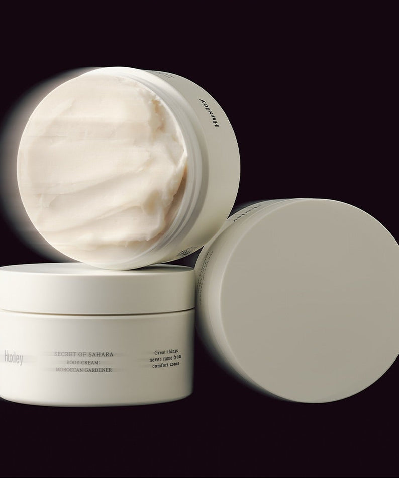 HUXLEY Moroccan Gardener Body Cream 200ml de la marque HUXLEY, pot crème ouvert sur fond sombre, texture crème visible.