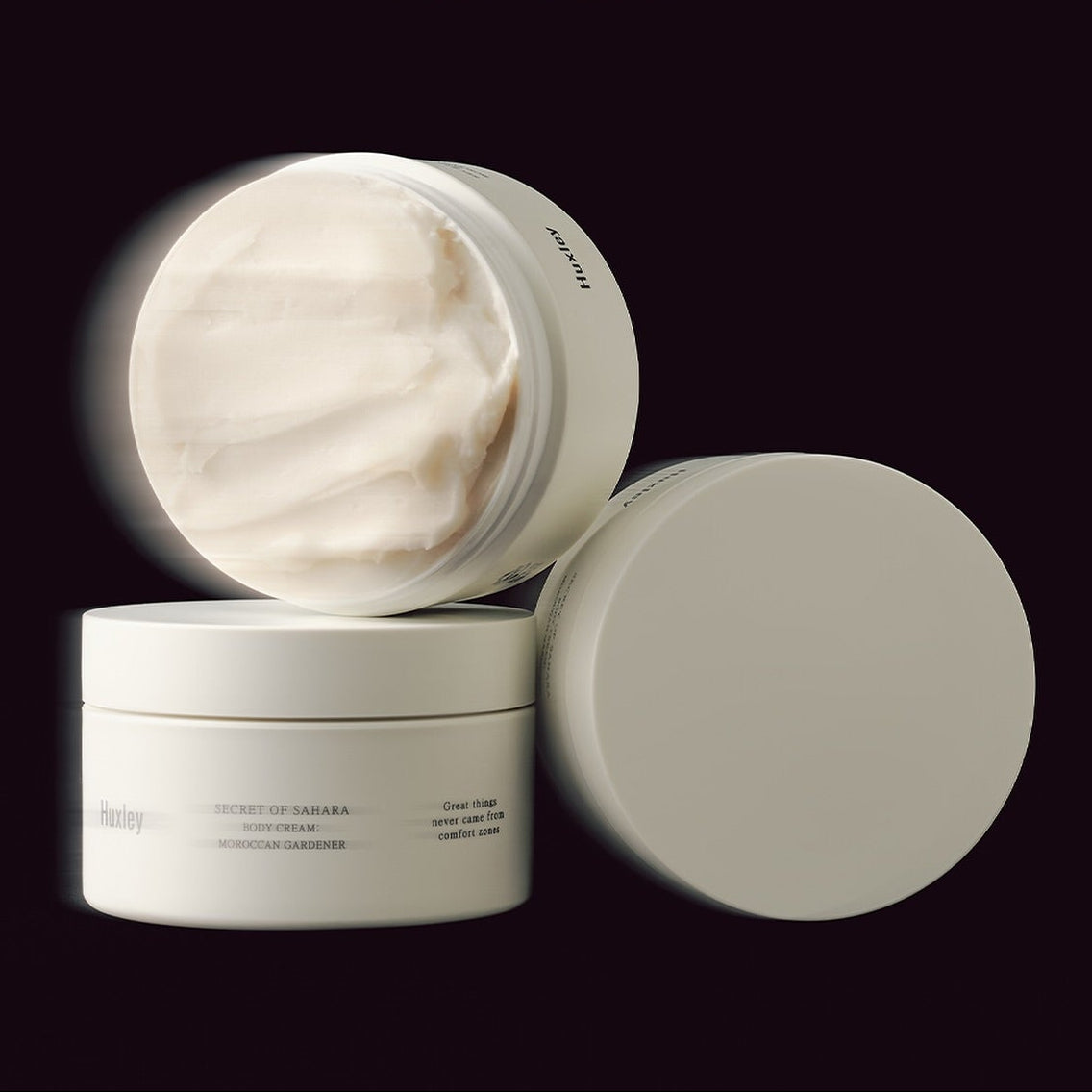 HUXLEY Moroccan Gardener Body Cream 200ml de la marque HUXLEY, pot crème ouvert sur fond sombre, texture crème visible.