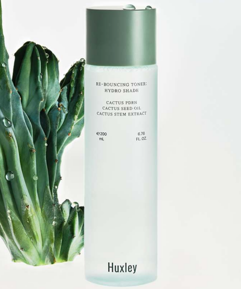 HUXLEY Rebouncing Toner Hydro Shade 200ml, flacon Huxley vert, cactus en arrière-plan sur fond clair